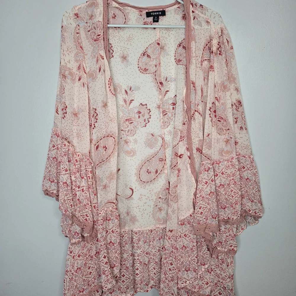 Torrid Pink and Cream Floral Kimono 2X - Picture 2 of 6